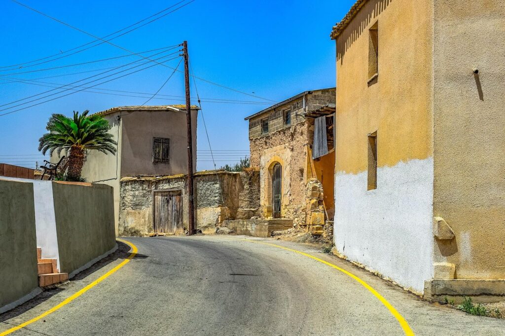 Traditionelle alte Straße in einem zypriotischen Dorf
