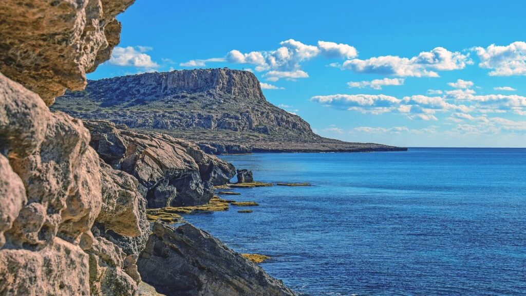 Felsen vor blauem Meer auf Zypern
