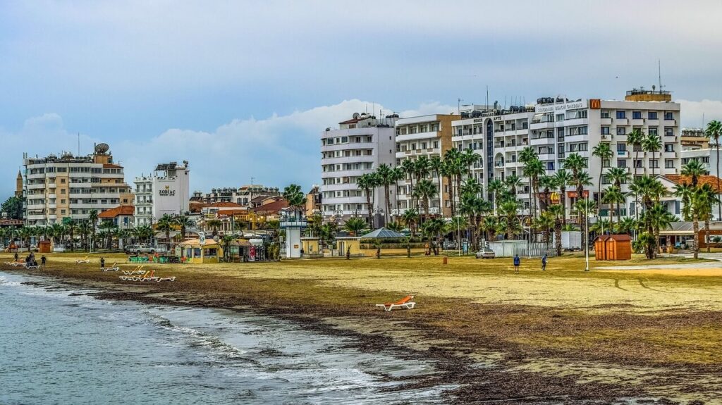 Strand von Larnaka mit Palmen und blauem Meer