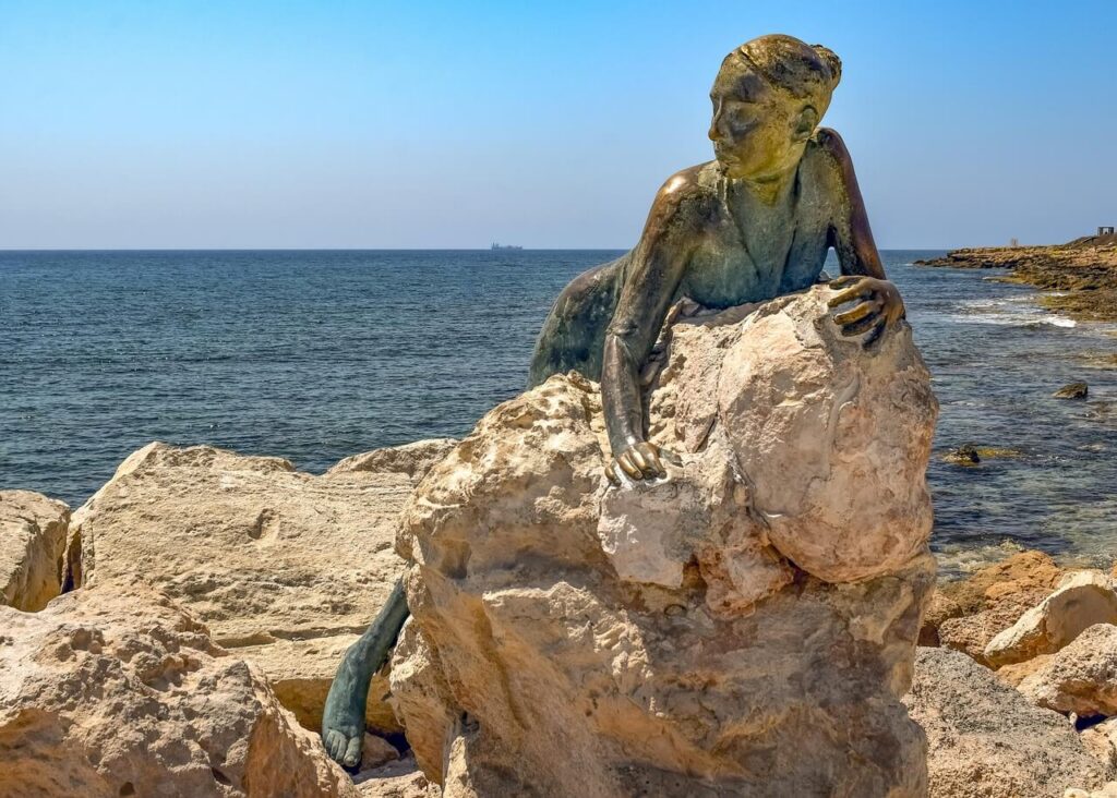 Statue einer Frau an einem Felsen von Paphos