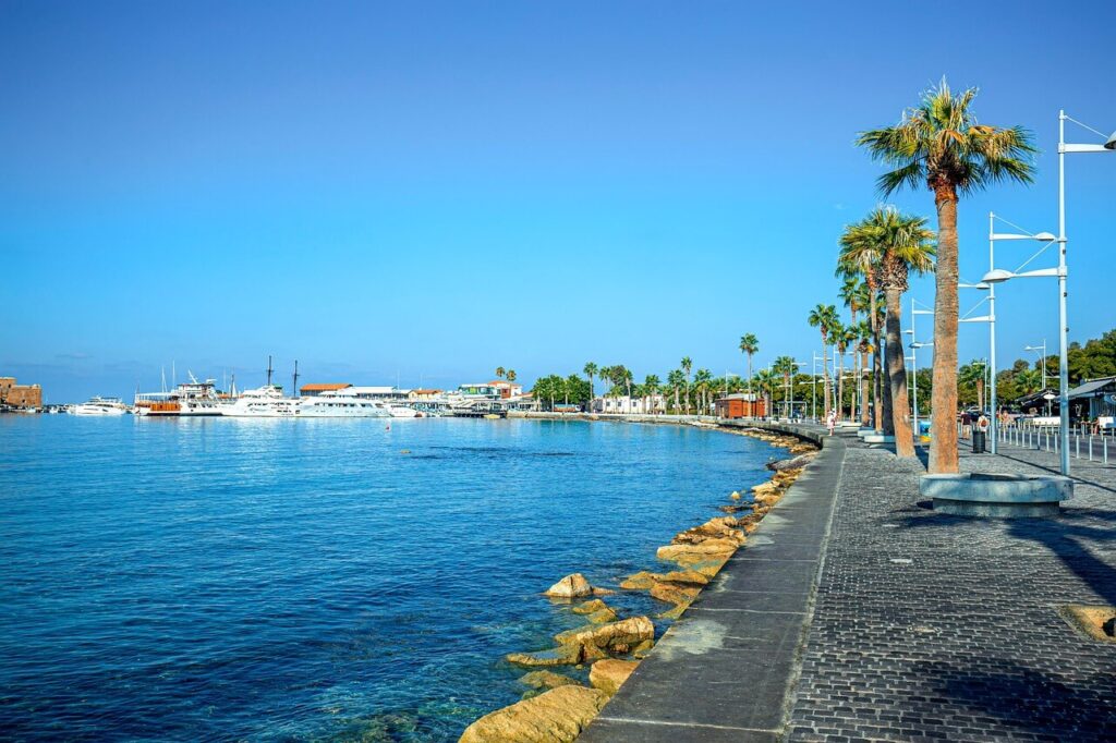 Malerische Hafenpromenade von Paphos
