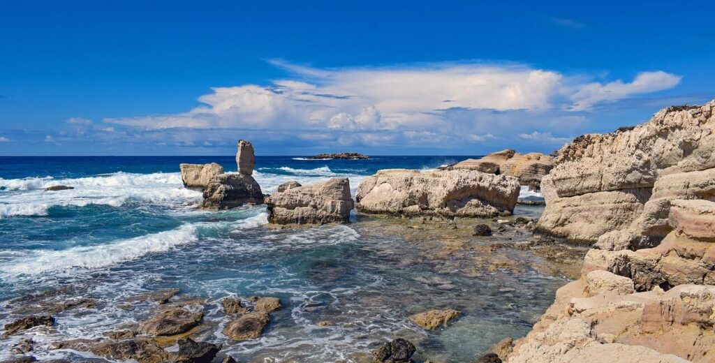 Beeindruckende Meereshöhlen bei Peyia