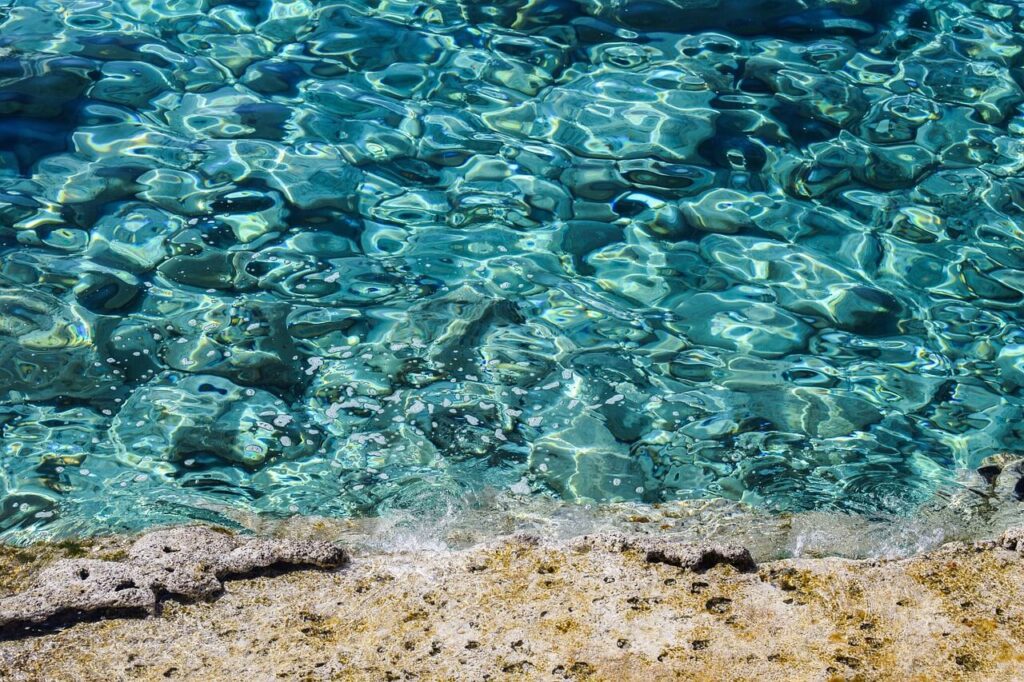 Türkisblaues Wasser vor der Küste Zyperns